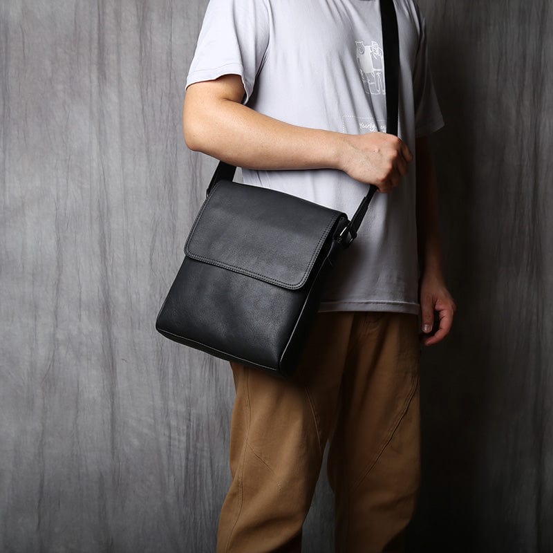 Sac bandoulière homme en cuir véritable noir sur fond neutre, lumière naturelle, accessoire élégant