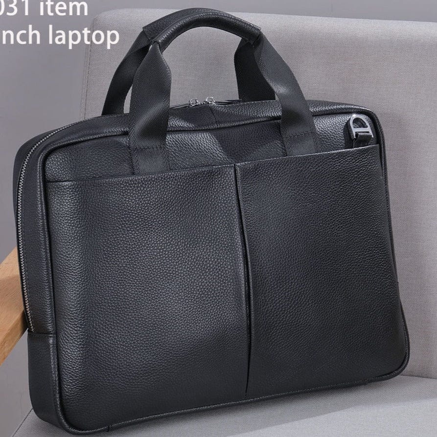 Détail du sac bandoulière homme en cuir vegan, sa texture et ses finitions