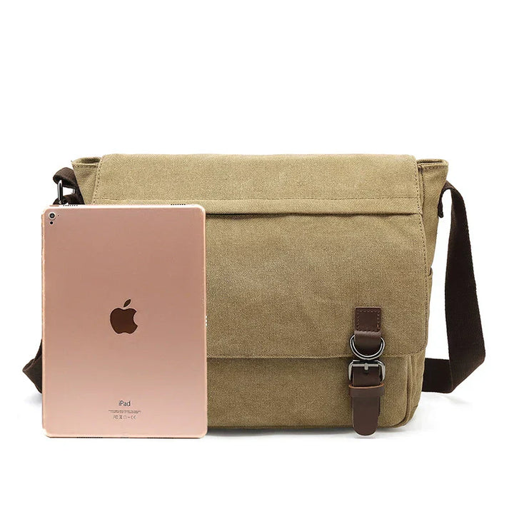 Intérieur du sac bandoulière homme en toile, avec de nombreux compartiments pour une organisation parfaite.