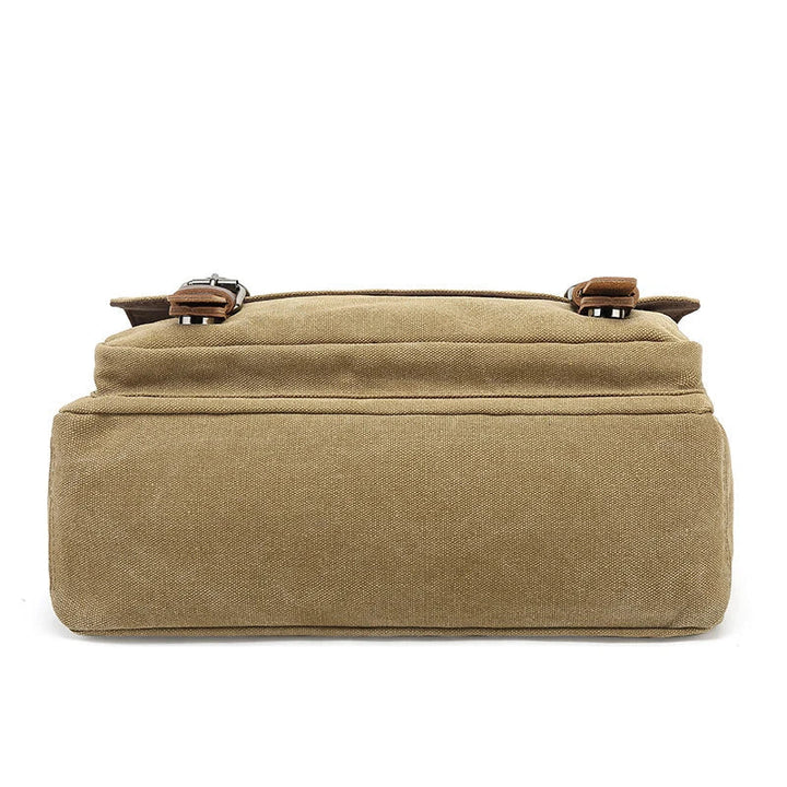 Sac bandoulière homme en toile porté, confortable et pratique pour les trajets quotidiens et les aventures.