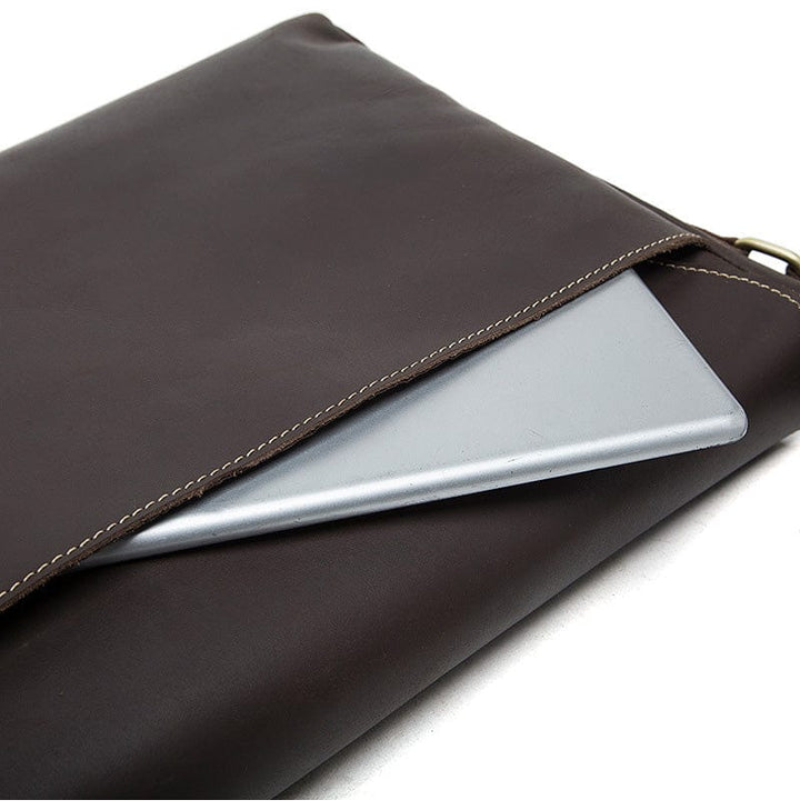 Sac besace homme en cuir, vue de dos, présentant des poches zippées pratiques