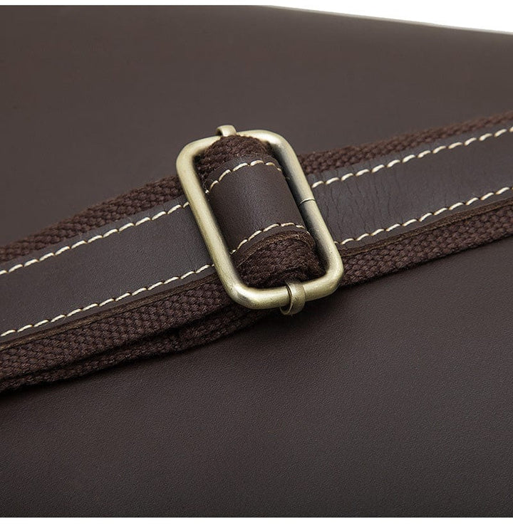 Sac homme en cuir, photo studio, fond neutre, mettant en valeur son design épuré et moderne