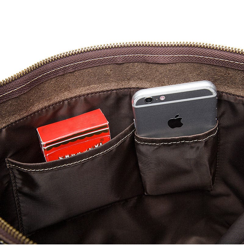 Sac de ville pour homme en cuir, porté de manière décontractée sur l'épaule gauche