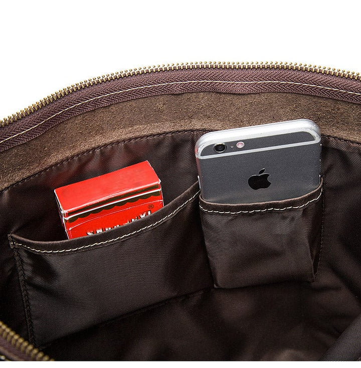 Sac de ville pour homme en cuir, porté de manière décontractée sur l'épaule gauche