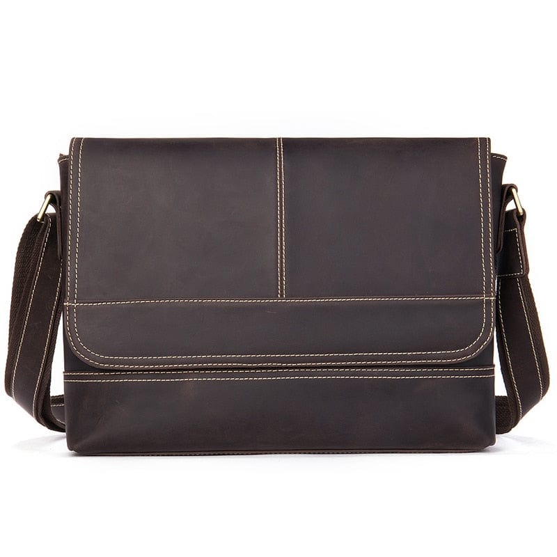 Sac bandoulière en cuir pour homme, détail de la texture du cuir véritable et des coutures fines