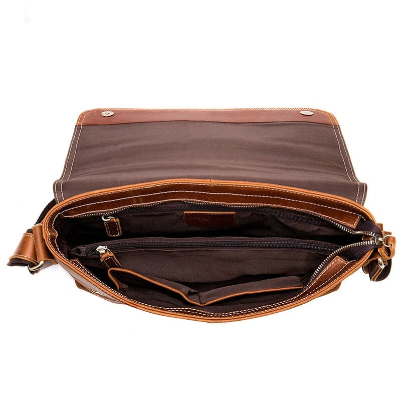 Sac de ville homme en cuir marron, bandoulière réglable visible, parfait pour un look décontracté-chic