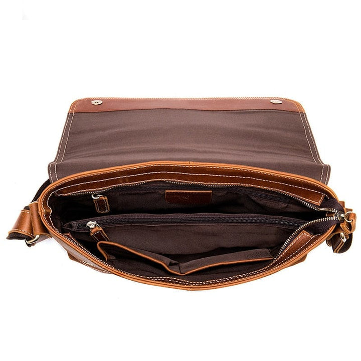 Sac de ville homme en cuir marron, bandoulière réglable visible, parfait pour un look décontracté-chic