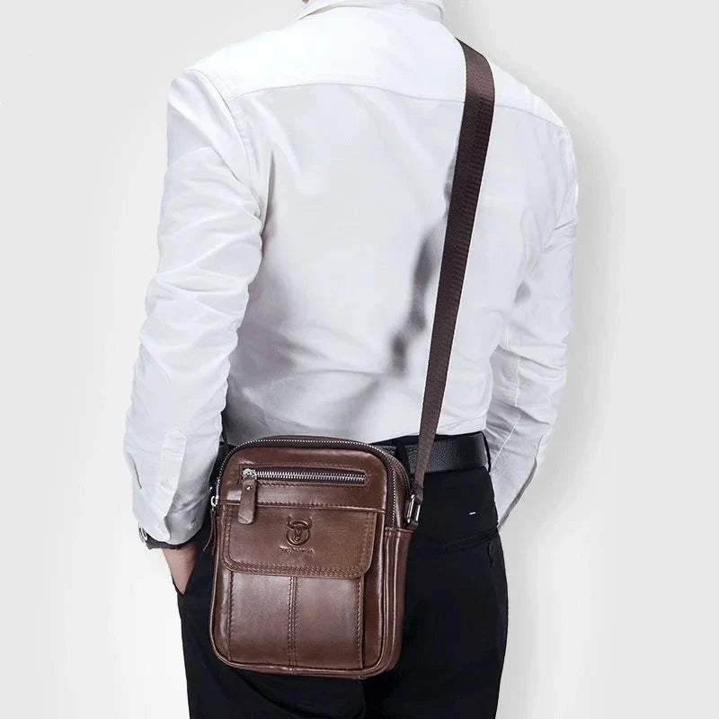 Sac bandoulière homme marron en cuir synthétique, idéal pour un usage pratique et stylé au quotidien.