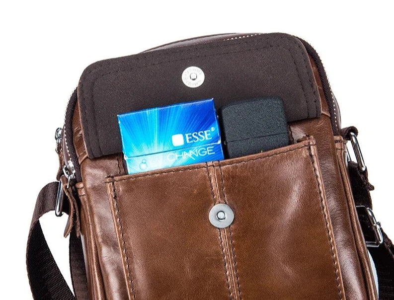 Sac à l'épaule homme élégant en cuir synthétique, parfait pour le quotidien et une organisation chic.