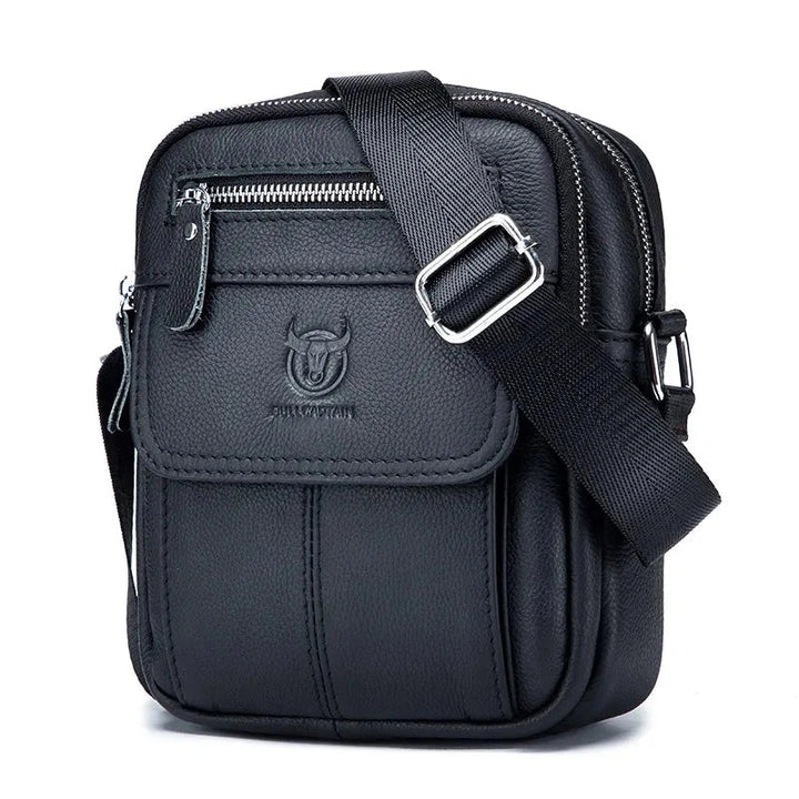 Sac bandoulière homme pratique, en cuir synthétique noir, avec compartiments pour le quotidien.