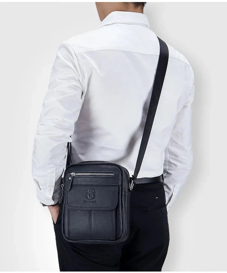 Sac à l'épaule homme chic en cuir synthétique, accessoire essentiel pour le quotidien organisé.