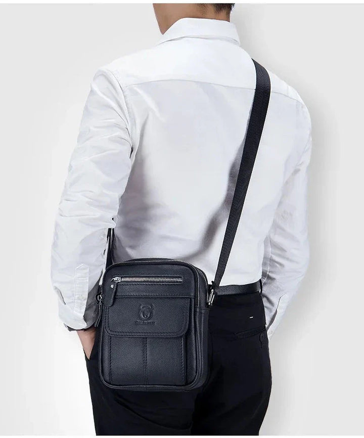 Sac à l'épaule homme chic en cuir synthétique, accessoire essentiel pour le quotidien organisé.