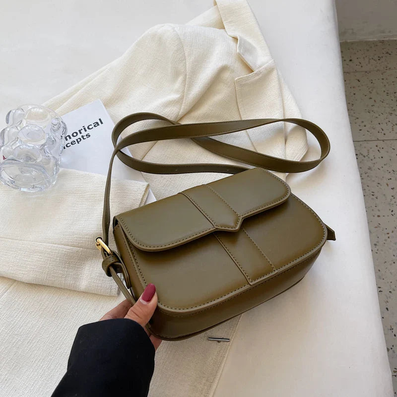 Détail du similicuir grainé sur sac bandoulière kaki élégant, fermeture dorée