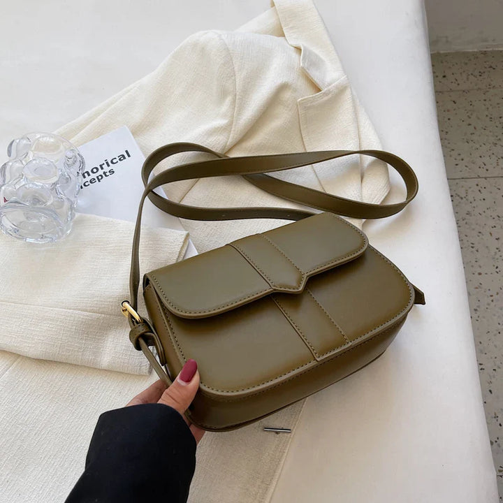 Détail du similicuir grainé sur sac bandoulière kaki élégant, fermeture dorée