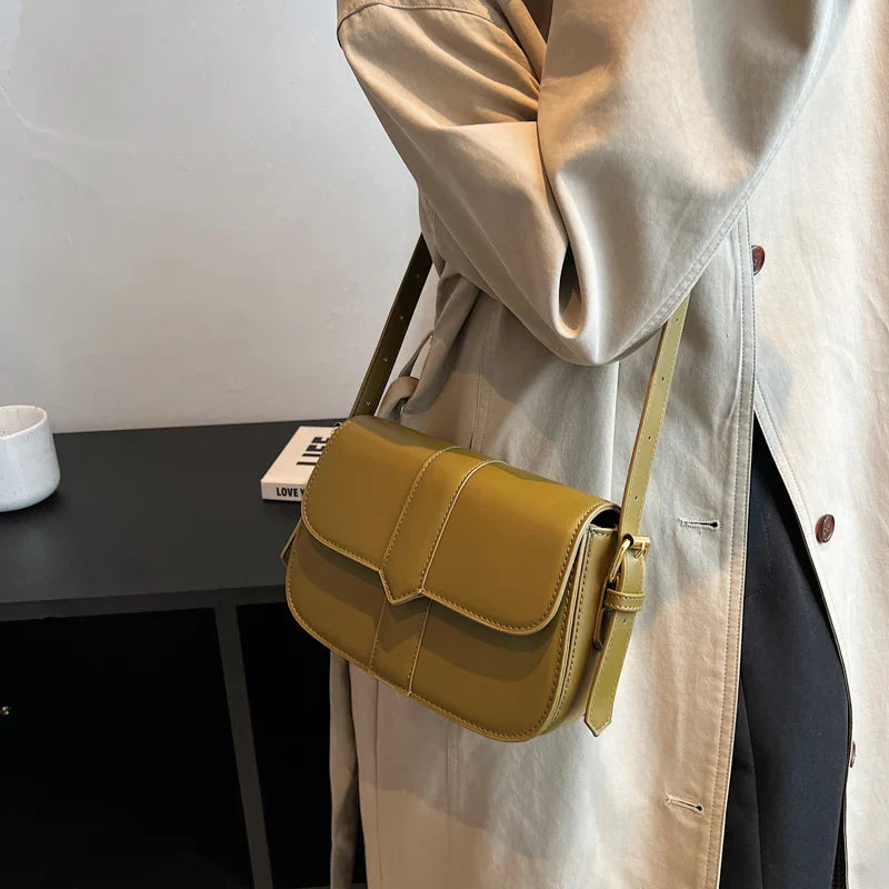 Sac femme couleur kaki porté épaule, montrant la bandoulière et la taille