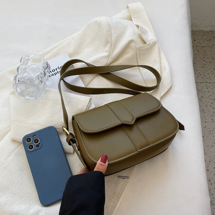 Accroche du sac bandoulière kaki, fermoir stylisé, parfait accessoire mode