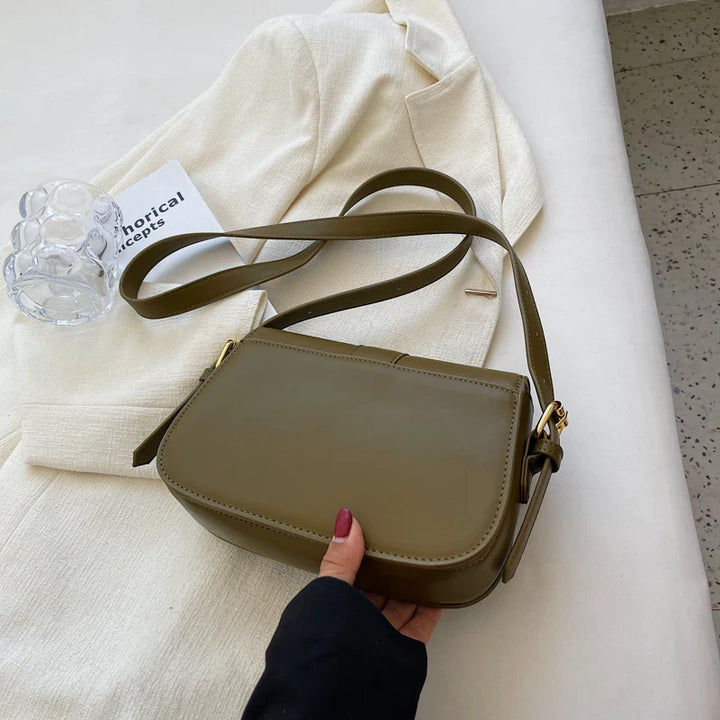 Sac à main élégant pour femme kaki, posé sur une surface, pochette intérieure apparente