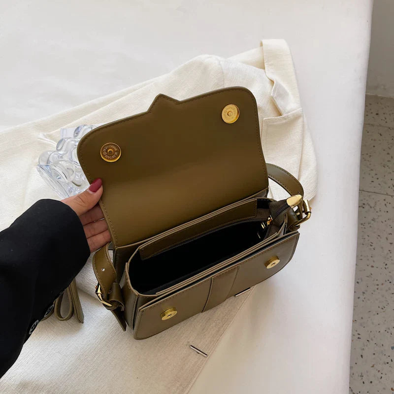Sac bandoulière kaki élégant avec reflets, idéal pour un look sophistiqué