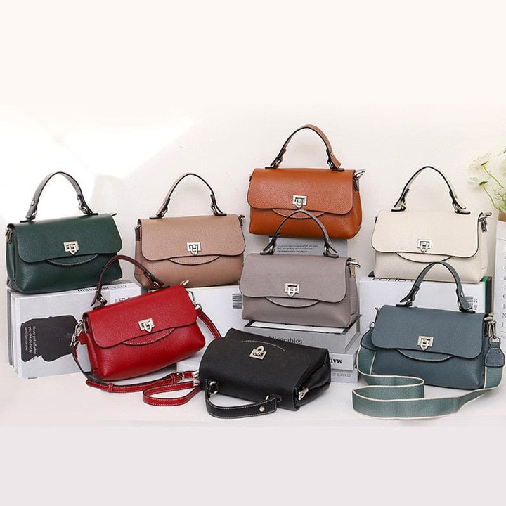 Sac femme en cuir vert foncé, bandoulière fine et compartiments intérieurs, accessoire mode unique.