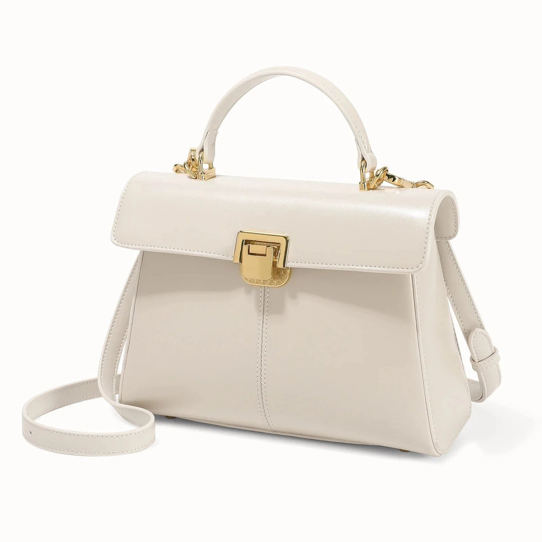 Détail du fermoir et de la bandoulière d'un sac en cuir élégant pour femme, qualité supérieure.