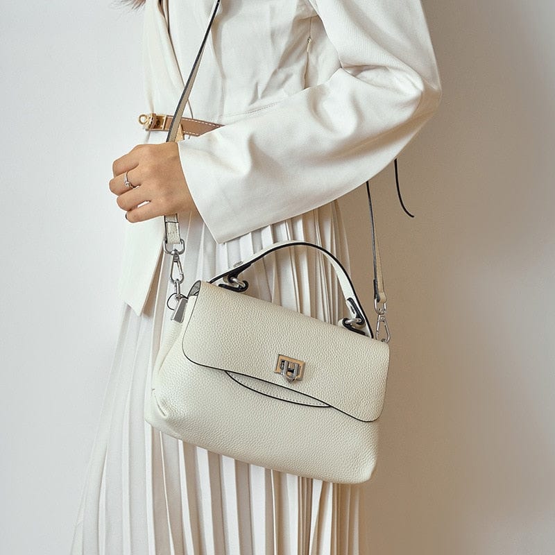 Sac à main en cuir marron clair, avec bandoulière ajustable, idéal comme sac quotidien pour femme.