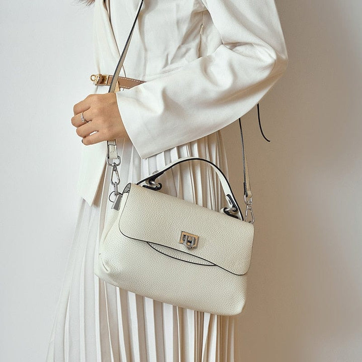 Sac à main en cuir marron clair, avec bandoulière ajustable, idéal comme sac quotidien pour femme.