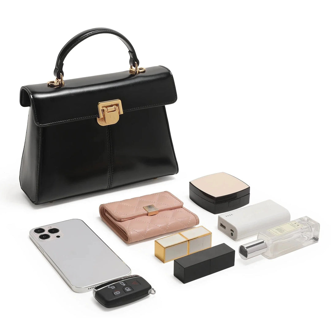 Sac bandoulière en cuir rose pastel, ajoutant une touche de couleur et de chic à toute tenue.