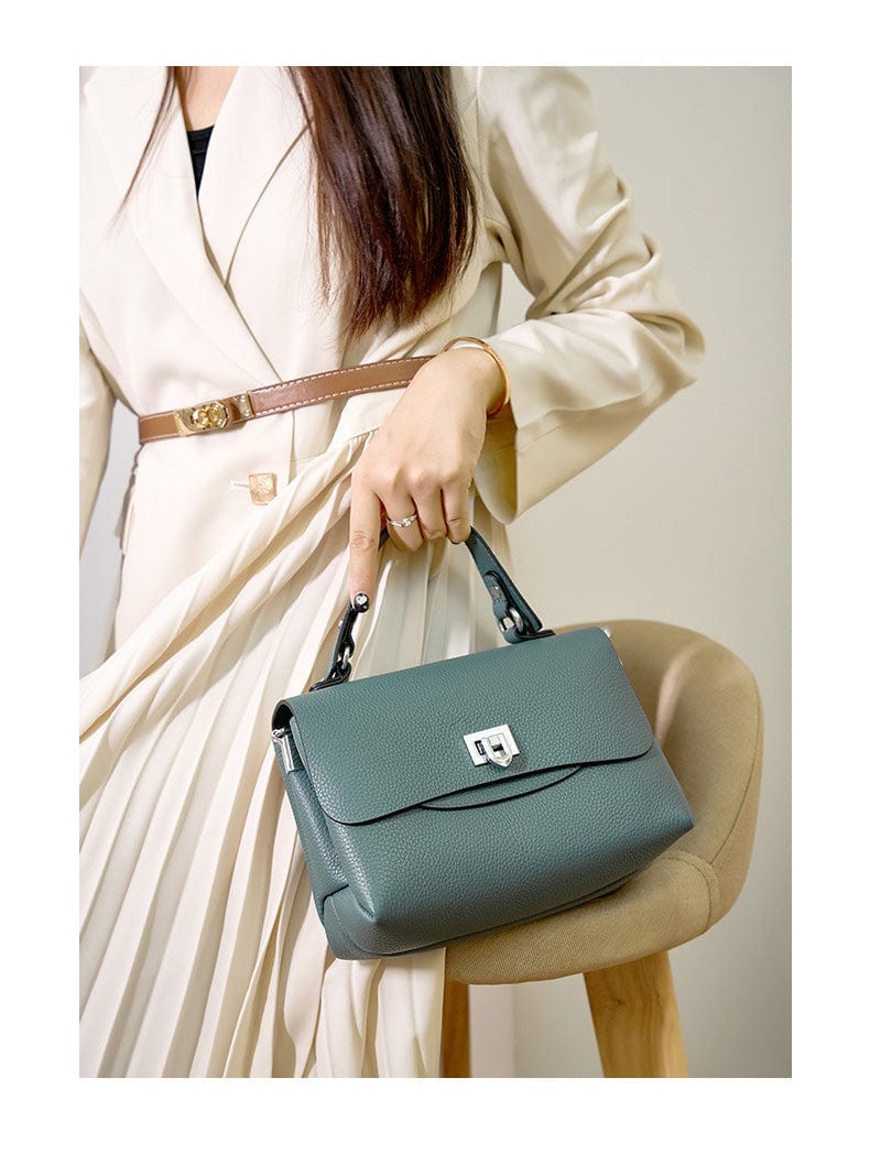 Image d'une femme portant un sac bandoulière en cuir noir, démontrant son élégance et sa praticité.