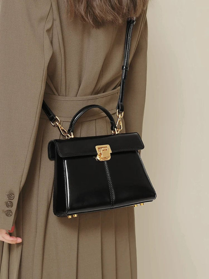 Sac pratique en cuir pour femme, bandoulière confortable, idéal pour les déplacements quotidiens.