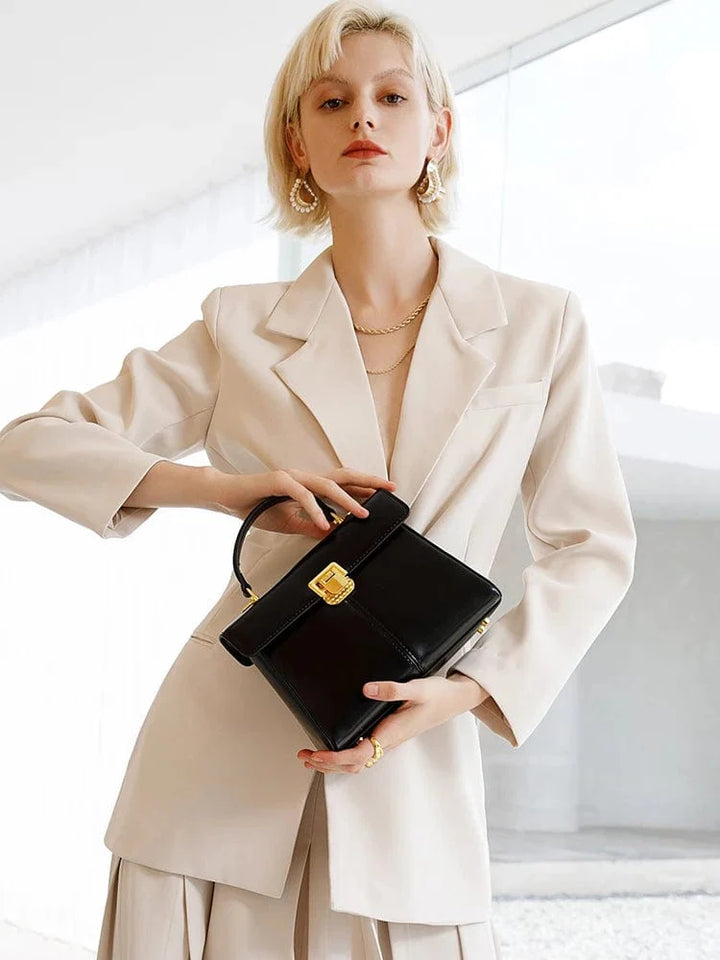 Sac bandoulière femme en cuir gris clair, polyvalent et élégant, parfait pour le travail ou les loisirs.