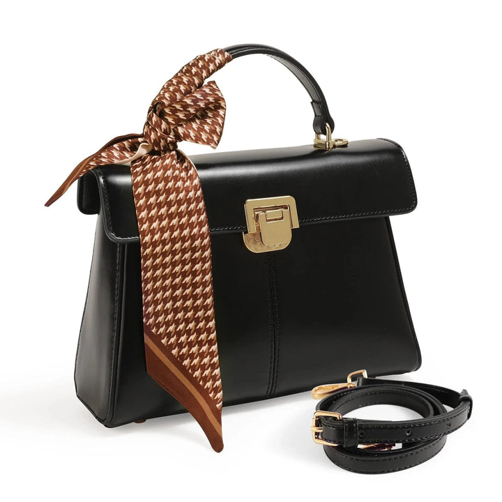 Sac à main en cuir bleu canard pour femme, soulignant l'originalité et le raffinement de l'accessoire.
