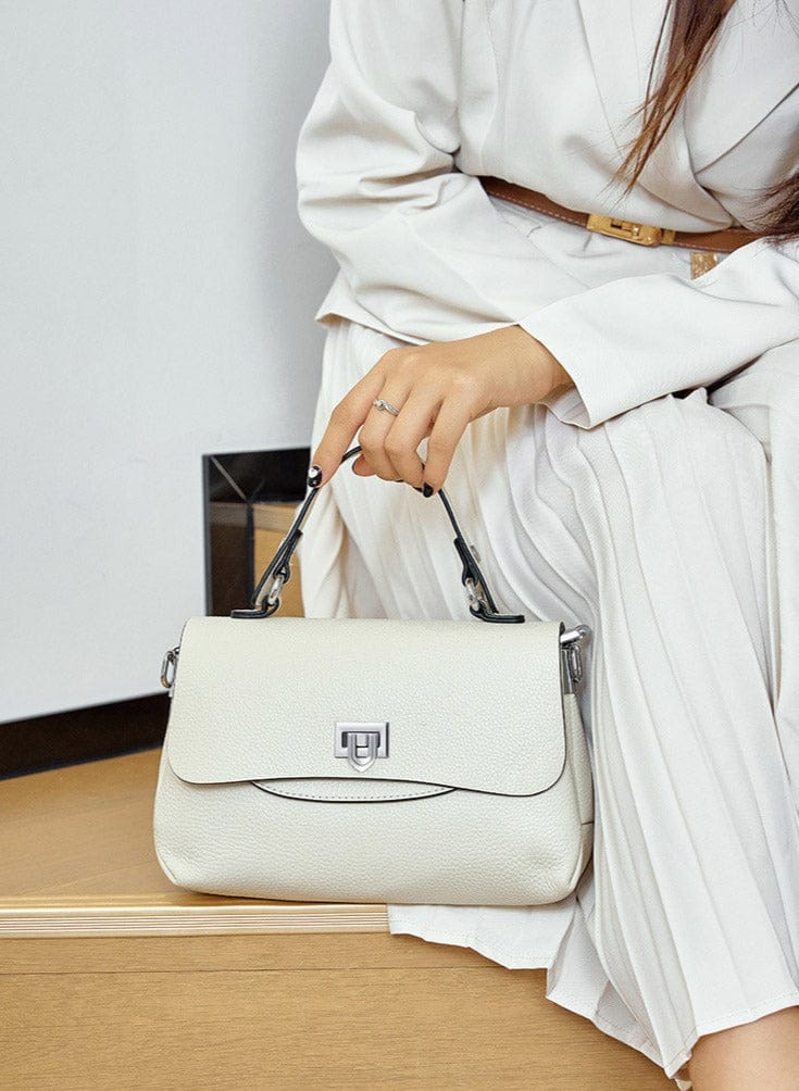 Sac à main en cuir blanc cassé, avec longue bandoulière, accessoire mode intemporel pour femme.