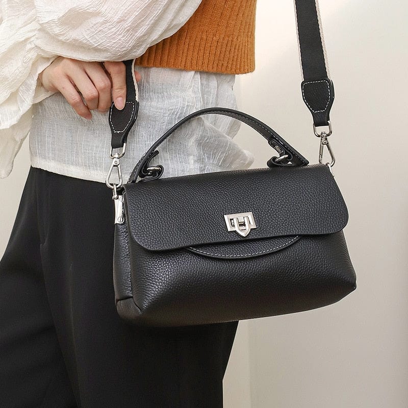 Sac bandoulière en cuir rouge vif, accessoire mode féminin, élégant et pratique.