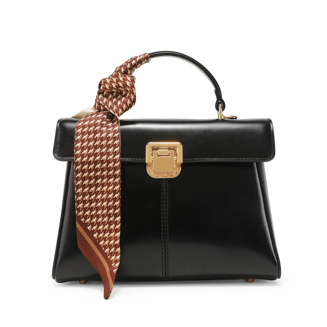 Gros plan d'un sac bandoulière élégant en cuir, texture détaillée et finitions soignées.