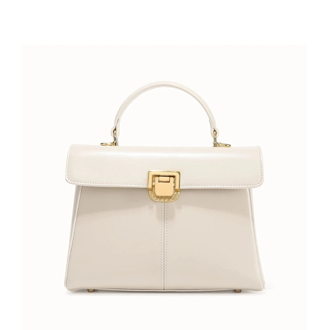 Sac en cuir pour femme, coloris bordeaux, porté à l'épaule, idéal pour un look chic et quotidien.