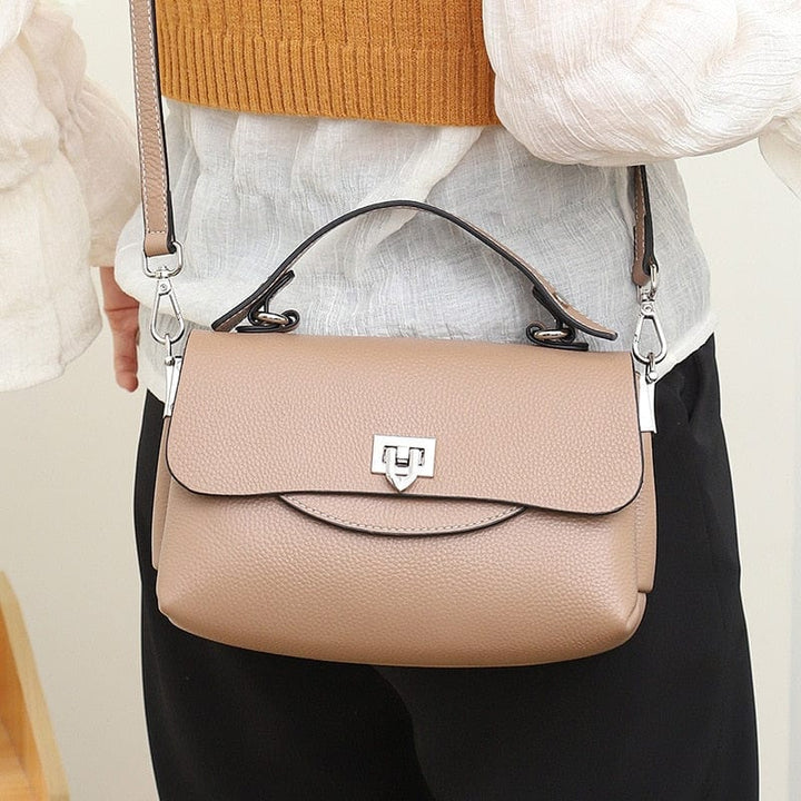 Sac bandoulière élégant en cuir beige pour femme, avec détails dorés, idéal pour toutes occasions.