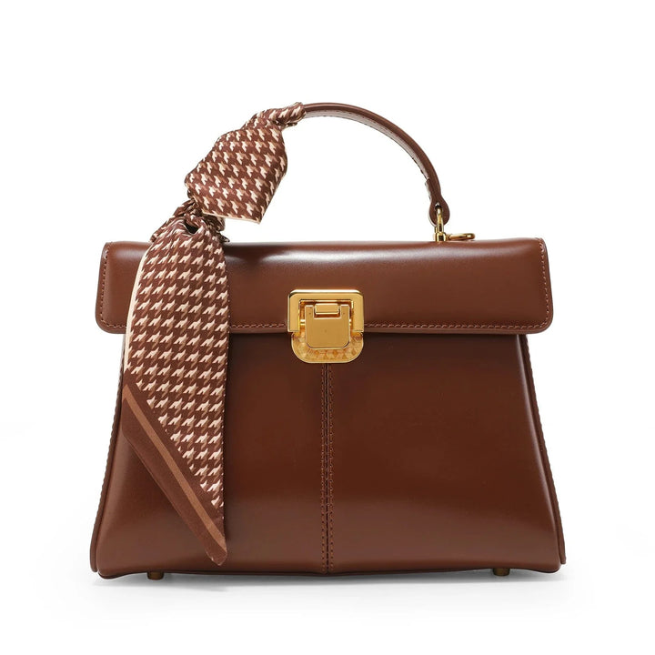 Sac bandoulière camel en cuir véritable, ouvert, montrant l'intérieur spacieux et la doublure.