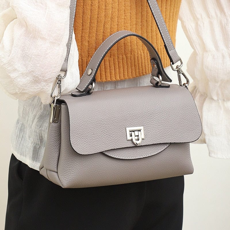 Sac à bandoulière en cuir souple gris pour femme, design moderne et épuré, sac quotidien chic.