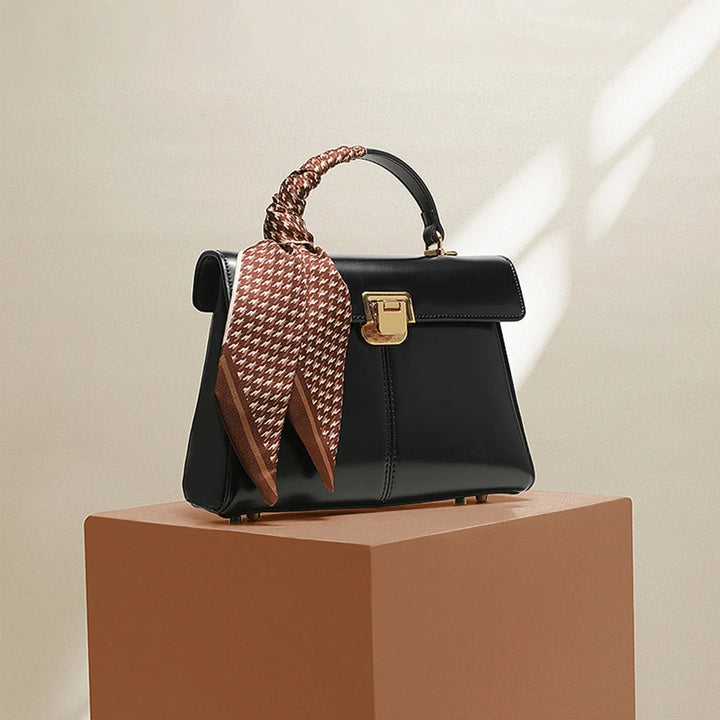Maroquinerie femme : sac bandoulière en cuir bleu marine, design moderne et élégant.