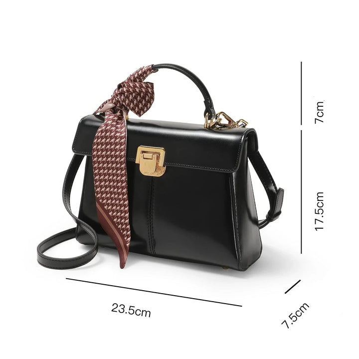 Vue de côté du sac bandoulière en cuir, mettant en avant sa finesse et sa structure compacte.
