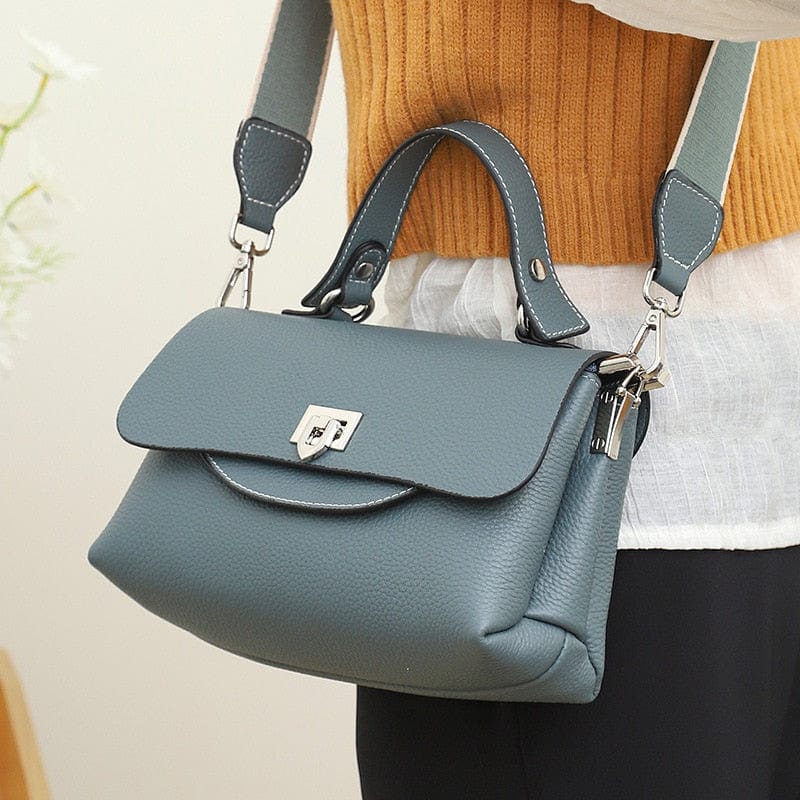 Sac bandoulière en cuir noir avec bandoulière réglable, accessoire indispensable pour femme élégante.