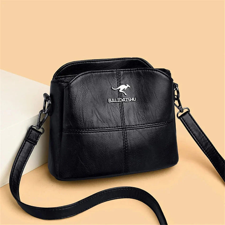 Sac bandoulière élégant en cuir pour femme, parfait pour la ville et les tenues chic.