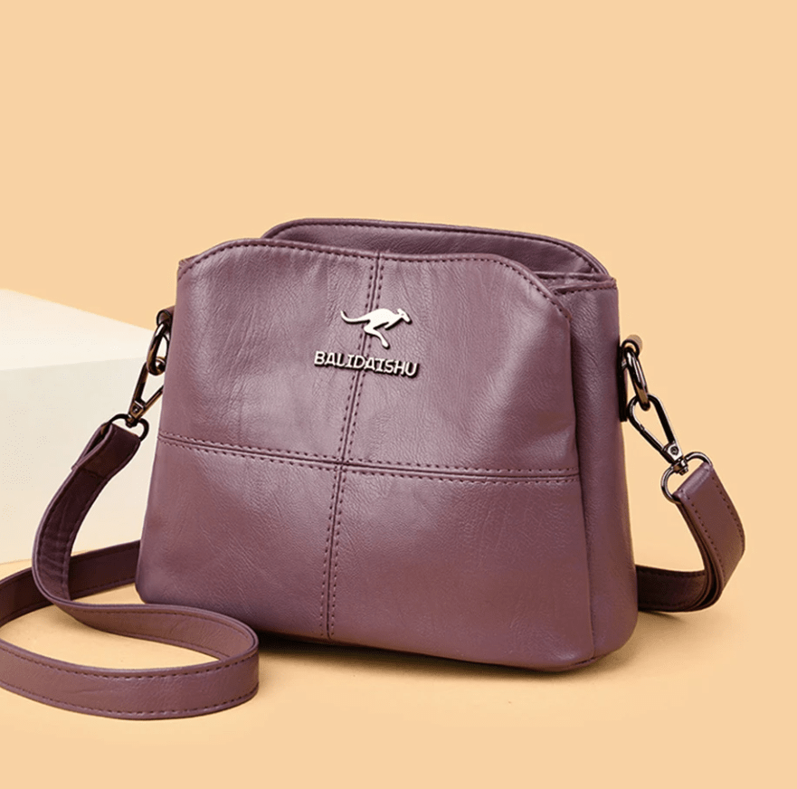 Élégant sac à épaule en cuir véritable, un accessoire chic pour la femme moderne et stylée.