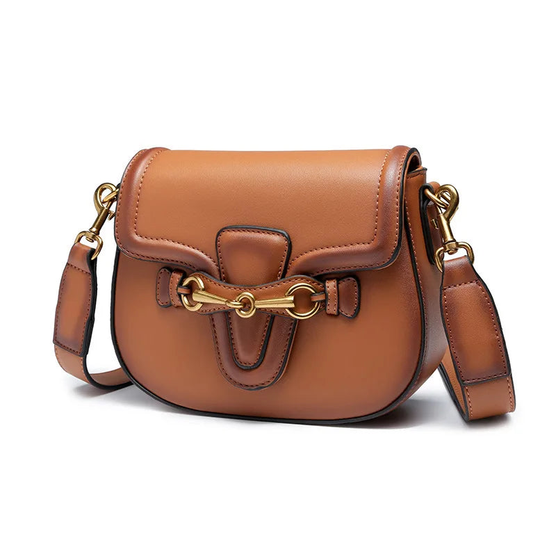 Pochette femme chic en cuir synthétique rouge, avec bandoulière. Accessoire de mode féminine tendance.