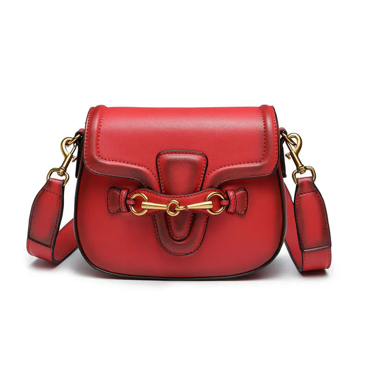 Gros plan d'un sac bandoulière en cuir synthétique noir, texture lisse, idéal pour les sorties. Mode féminine.