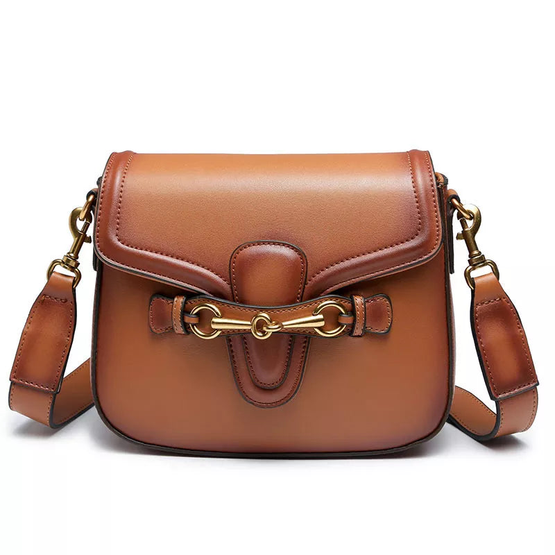 Sac bandoulière féminin rouge en cuir synthétique avec chaîne dorée, parfait pour une tenue de soirée chic.