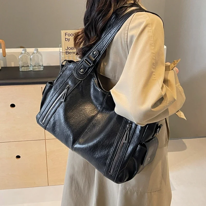 Accessoire mode féminin : sac élégant en cuir végétal, bandoulière confortable, pratique.