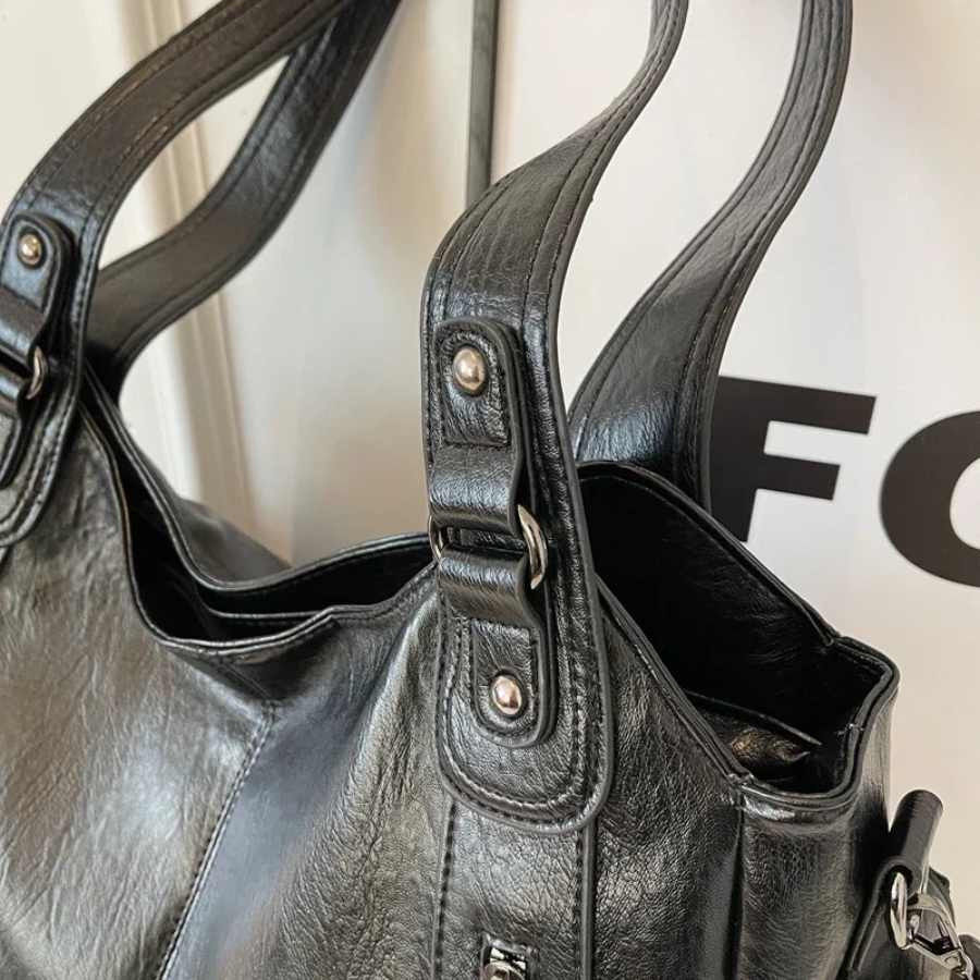 Sac à bandoulière élégant, parfait pour femme, en cuir végétal, très pratique et organisé.