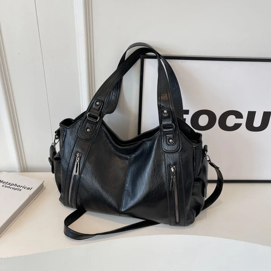 Sac quotidien femme, style chic et mode en cuir végétal, avec bandoulière pratique.