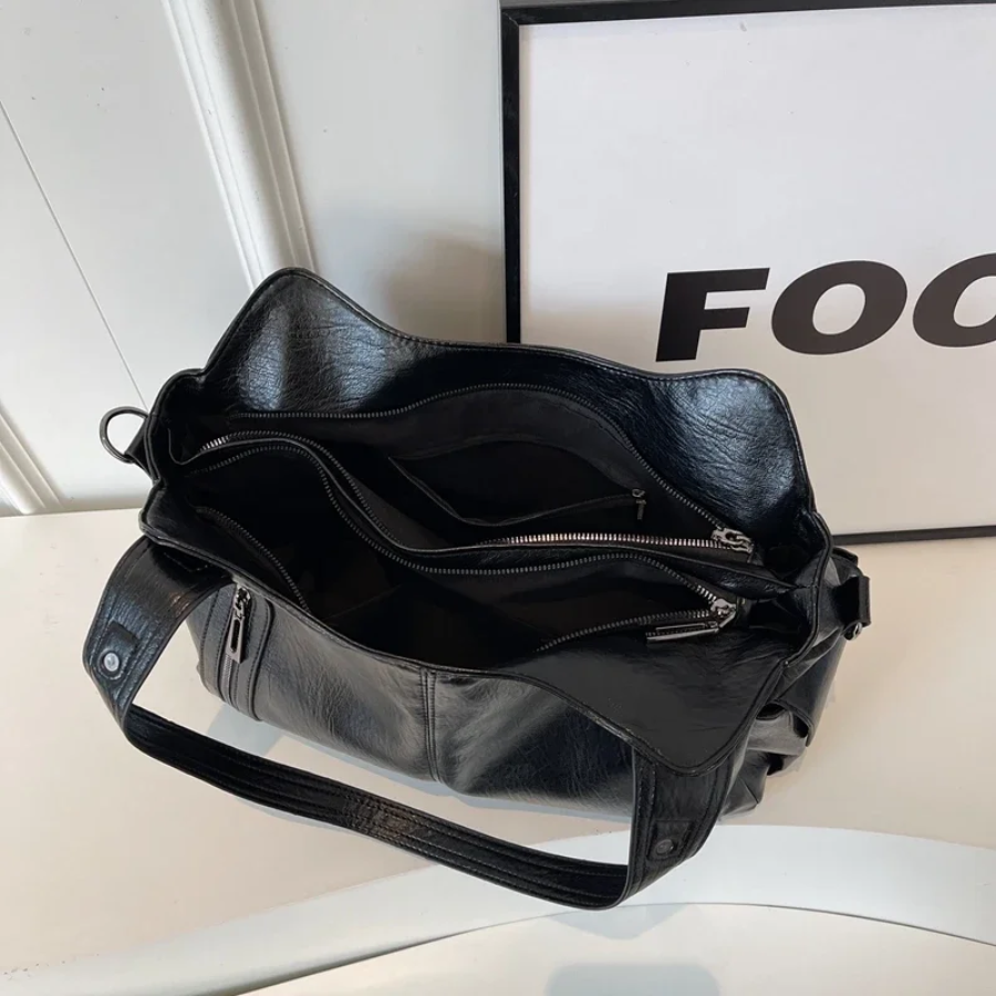 Sac femme élégant en cuir végétal, accessoire chic et pratique pour toutes tenues.
